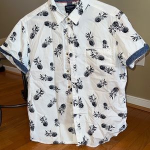 Mens short sleeve fitted top with pineapples